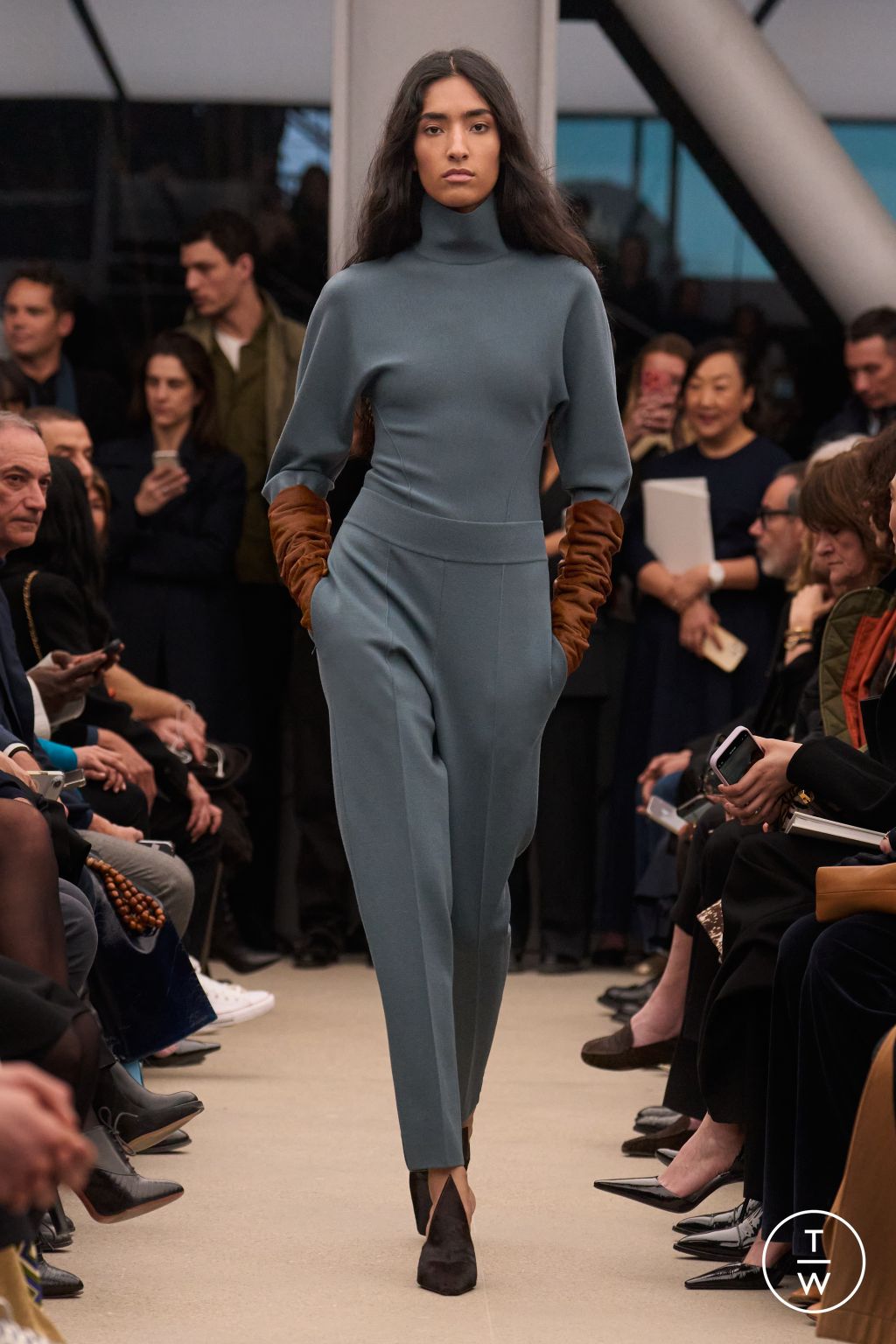 Fashion Week Paris Fall/Winter 2026 look 26 from the Alaïa collection 女装