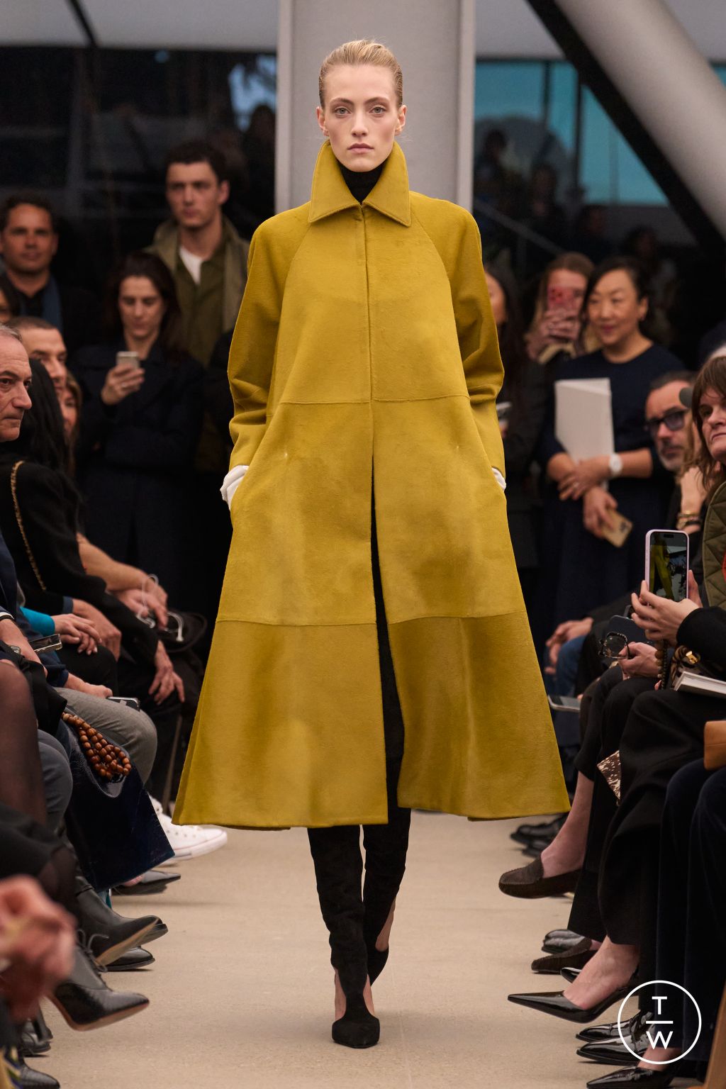 Fashion Week Paris Fall/Winter 2026 look 27 from the Alaïa collection womenswear