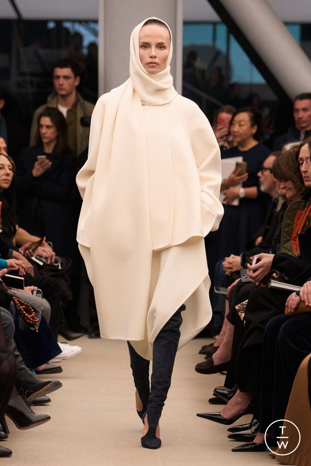 Fashion Week Paris Fall/Winter 2026 look 38 from the Alaïa collection womenswear