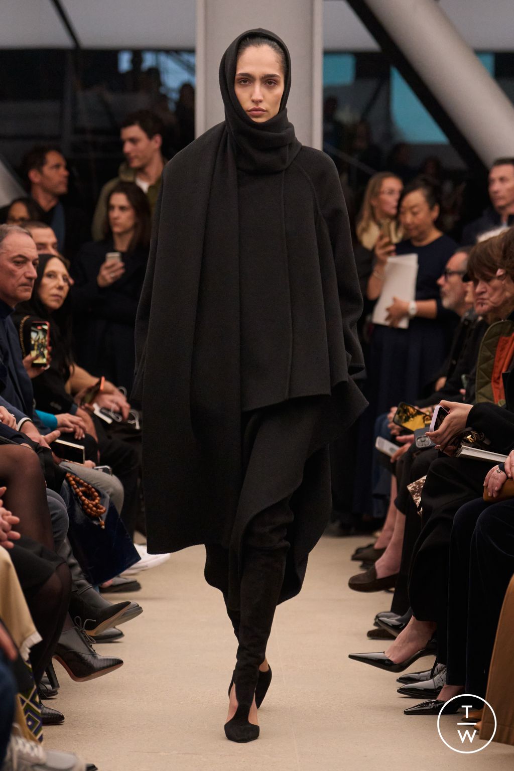 Fashion Week Paris Fall/Winter 2026 look 41 from the Alaïa collection womenswear