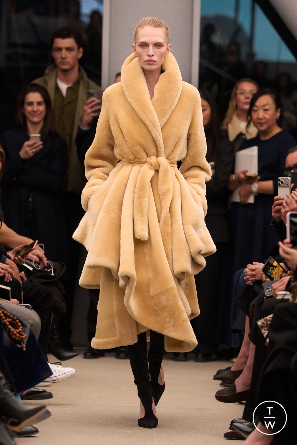 Fashion Week Paris Fall/Winter 2026 look 43 de la collection Alaïa womenswear