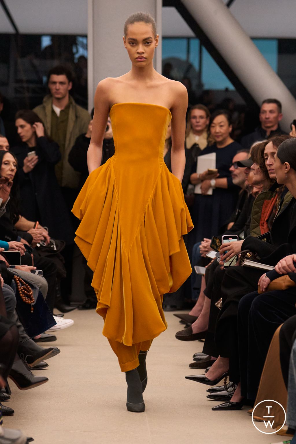 Fashion Week Paris Fall/Winter 2026 look 47 from the Alaïa collection womenswear