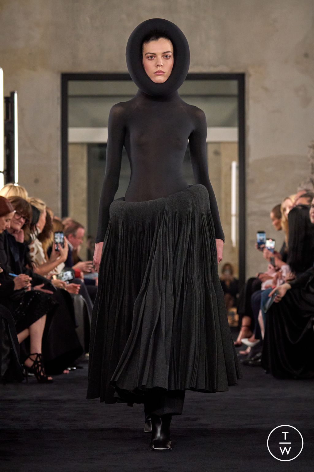 Fashion Week Paris Fall/Winter 2025 look 1 from the Alaïa collection womenswear