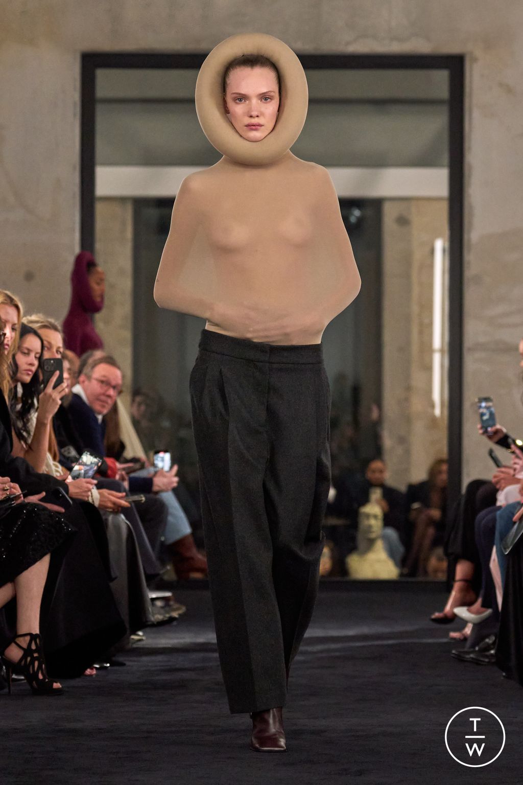 Fashion Week Paris Fall/Winter 2025 look 2 de la collection Alaïa womenswear