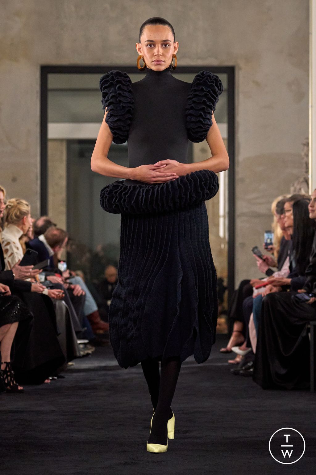 Fashion Week Paris Fall/Winter 2025 look 8 from the Alaïa collection womenswear