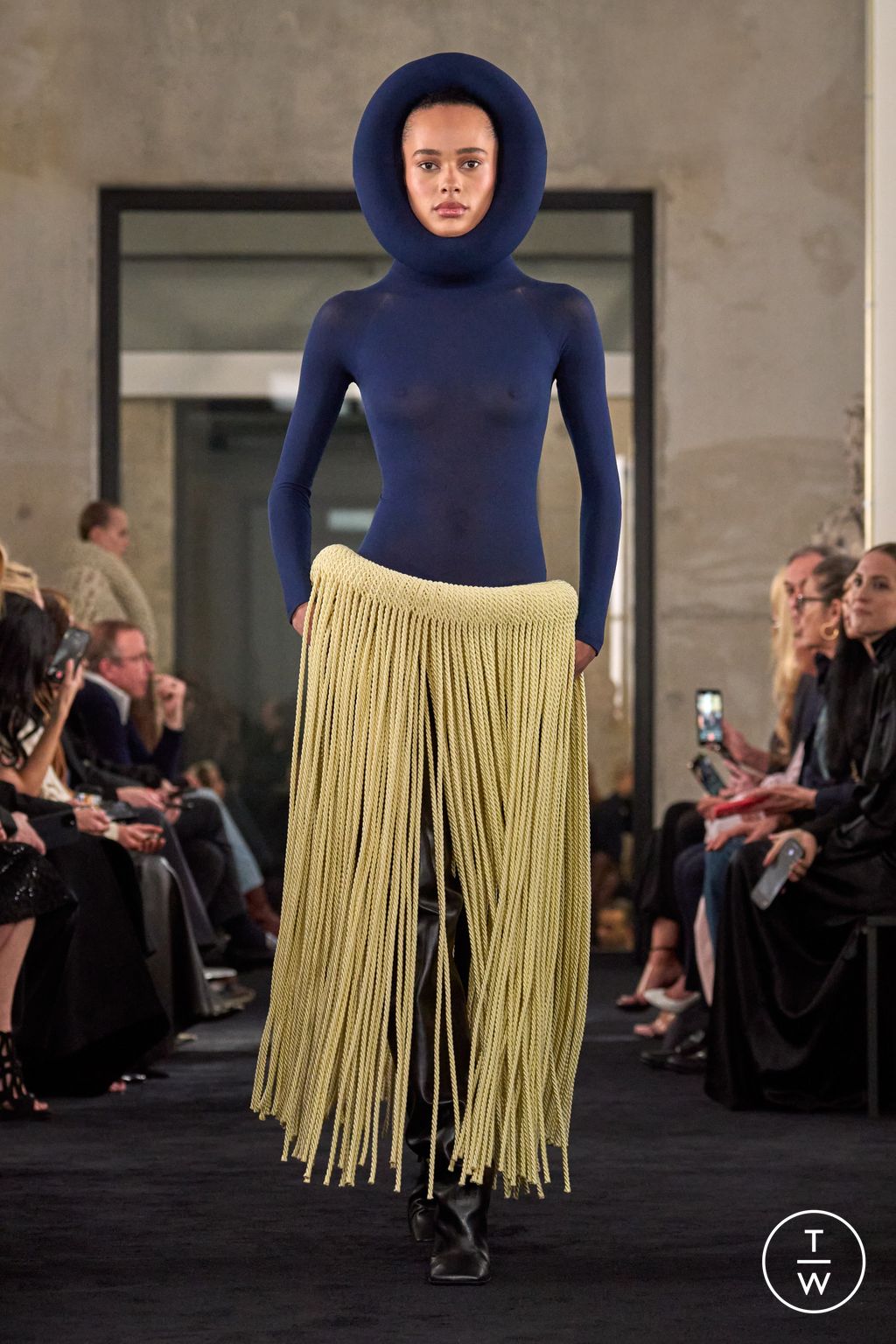 Fashion Week Paris Fall/Winter 2025 look 9 from the Alaïa collection womenswear