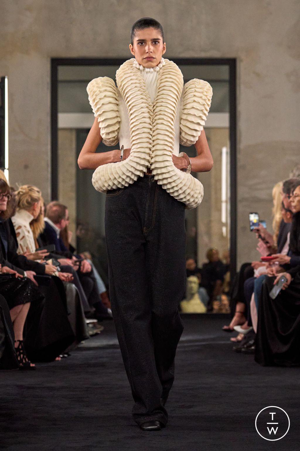 Fashion Week Paris Fall/Winter 2025 look 11 from the Alaïa collection womenswear