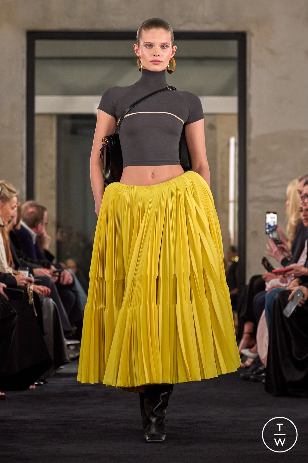 Fashion Week Paris Fall/Winter 2025 look 12 from the Alaïa collection womenswear