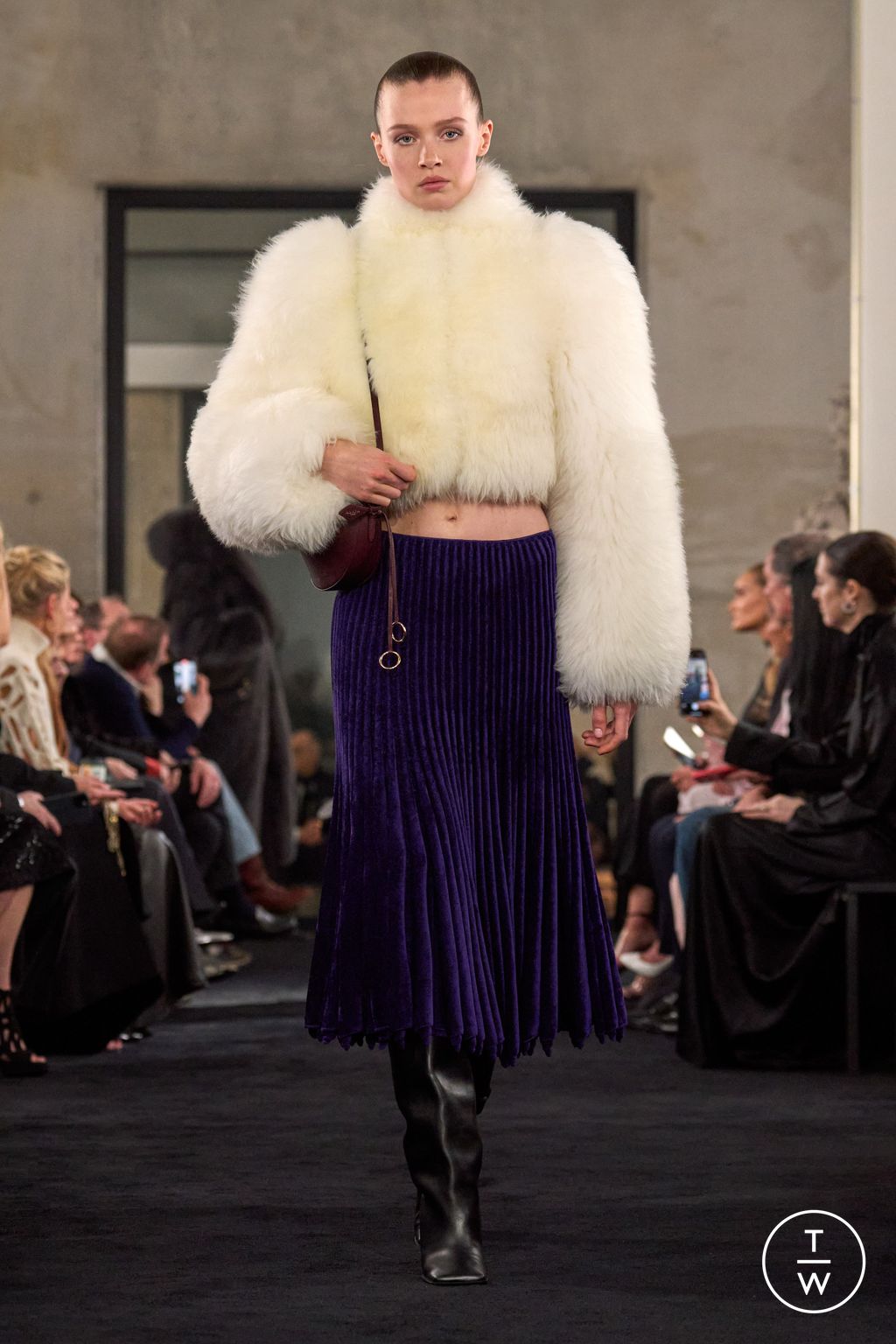 Fashion Week Paris Fall/Winter 2025 look 14 from the Alaïa collection womenswear