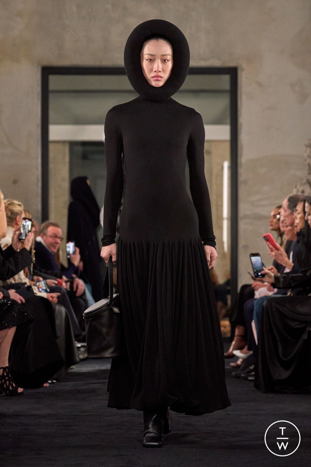 Fashion Week Paris Fall/Winter 2025 look 15 from the Alaïa collection womenswear