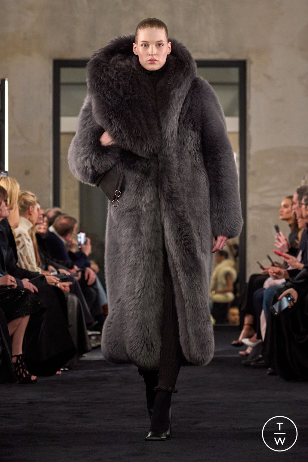 Fashion Week Paris Fall/Winter 2025 look 16 from the Alaïa collection womenswear