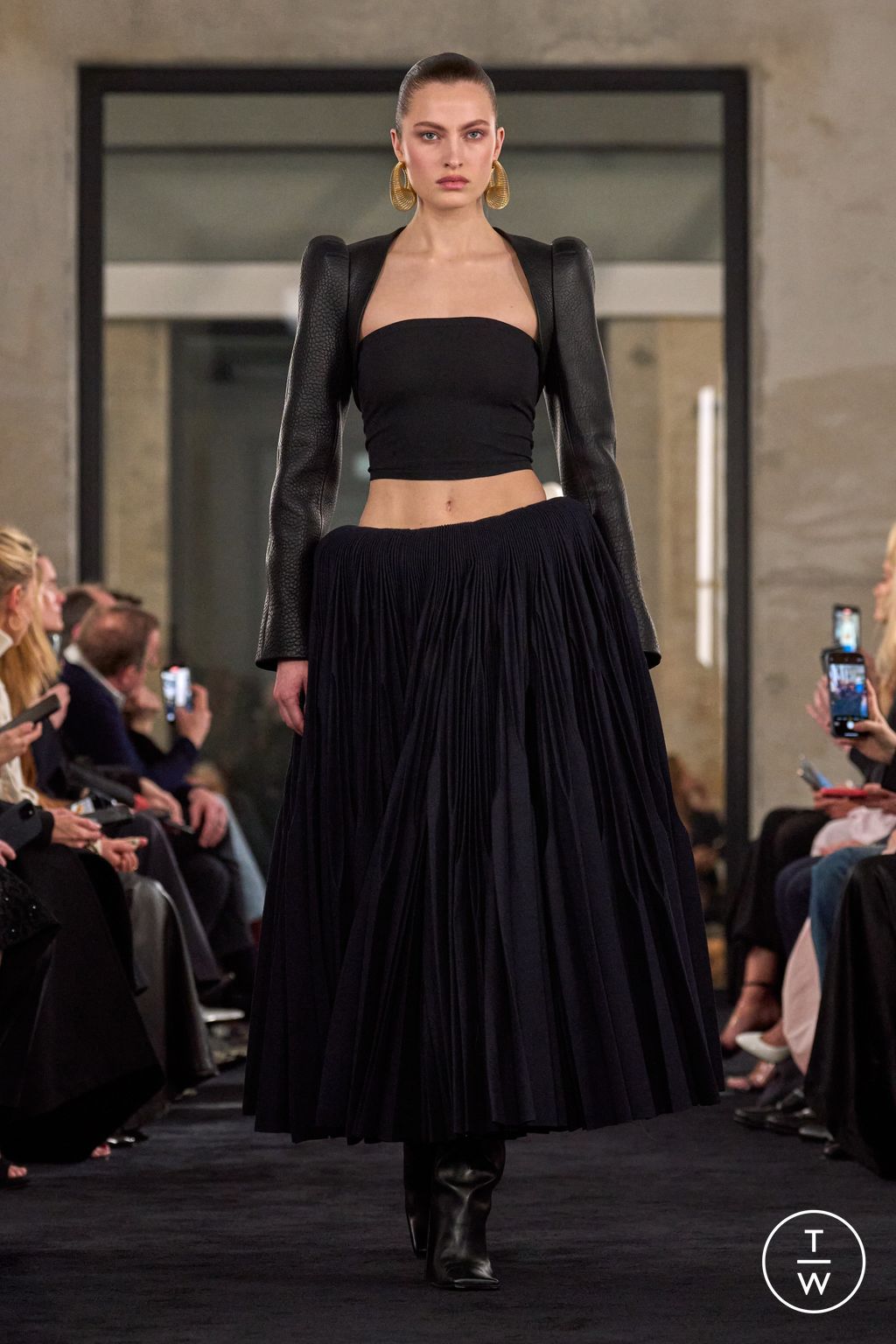 Fashion Week Paris Fall/Winter 2025 look 18 de la collection Alaïa womenswear