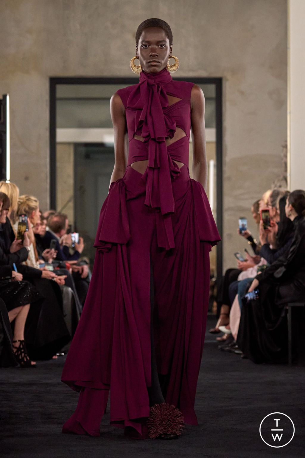 Fashion Week Paris Fall/Winter 2025 look 21 from the Alaïa collection womenswear