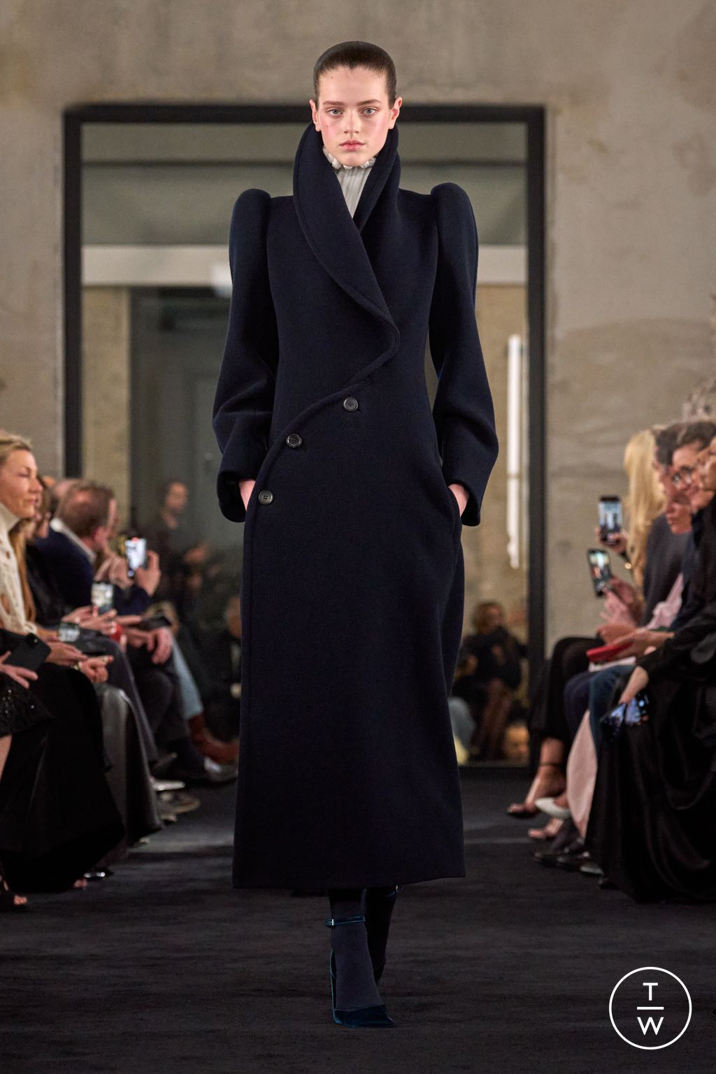 Fashion Week Paris Fall/Winter 2025 look 22 de la collection Alaïa womenswear