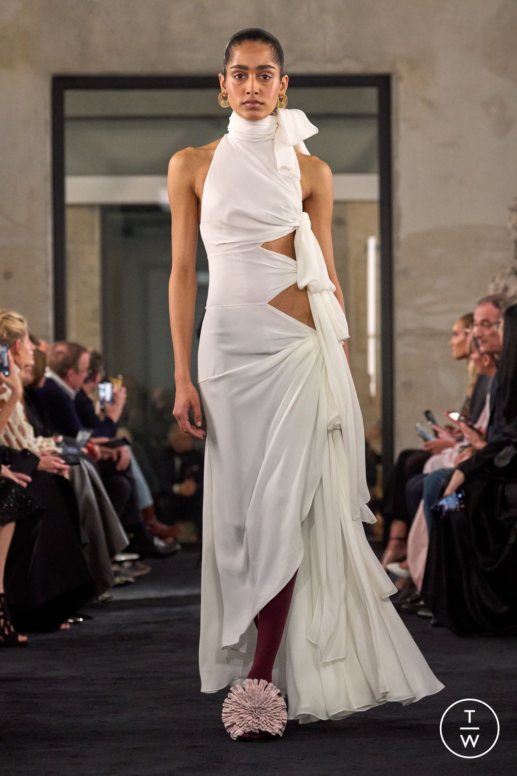 Fashion Week Paris Fall/Winter 2025 look 24 from the Alaïa collection womenswear