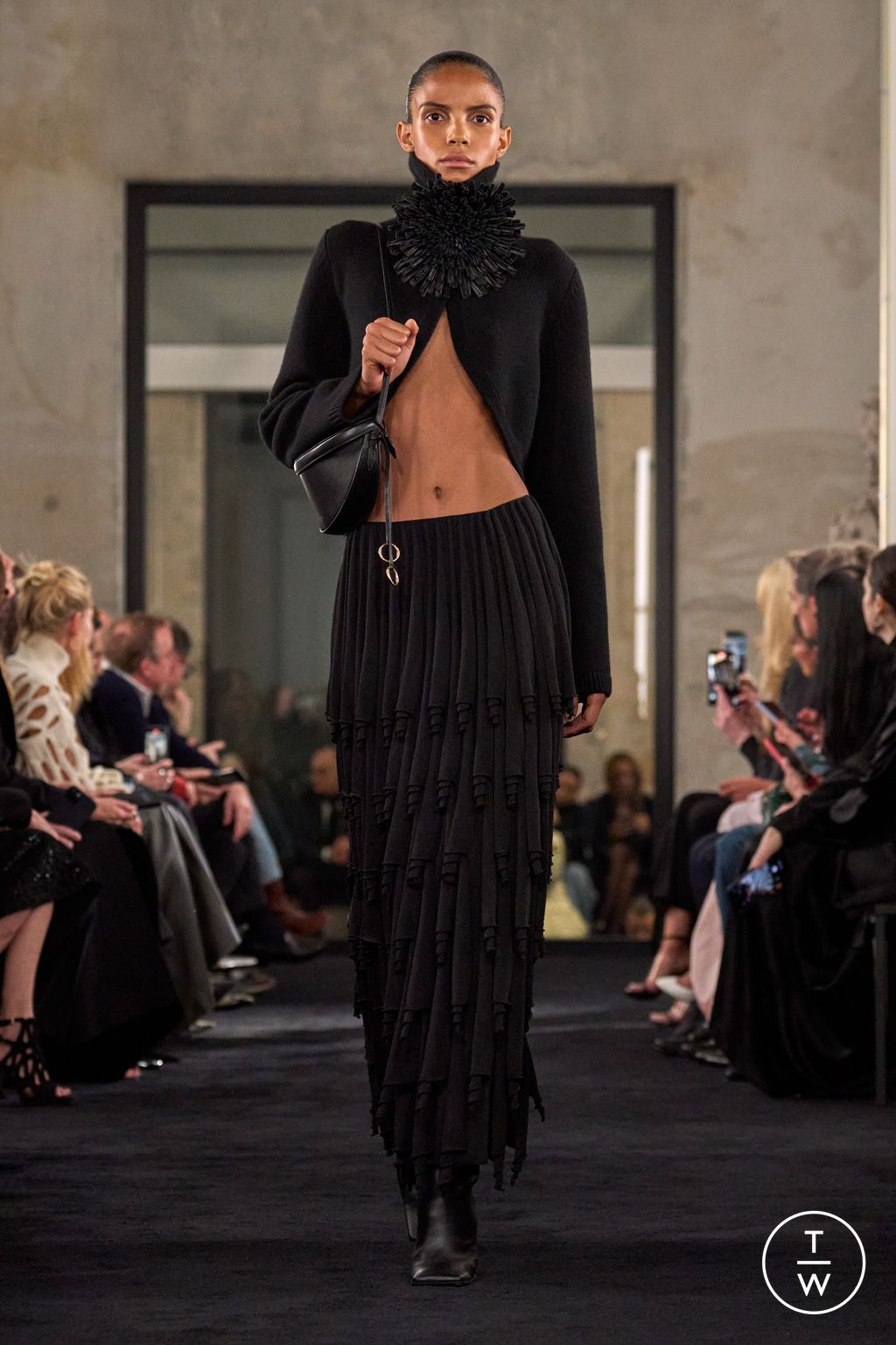 Fashion Week Paris Fall/Winter 2025 look 25 from the Alaïa collection womenswear