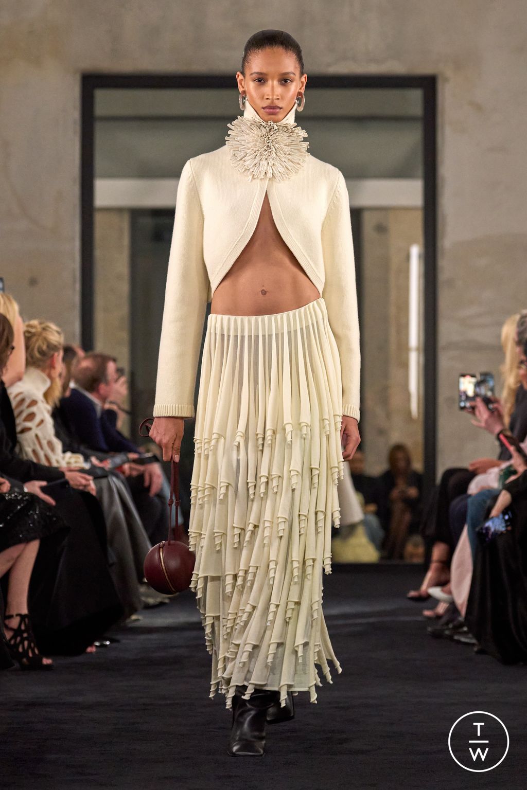 Fashion Week Paris Fall/Winter 2025 look 26 from the Alaïa collection womenswear