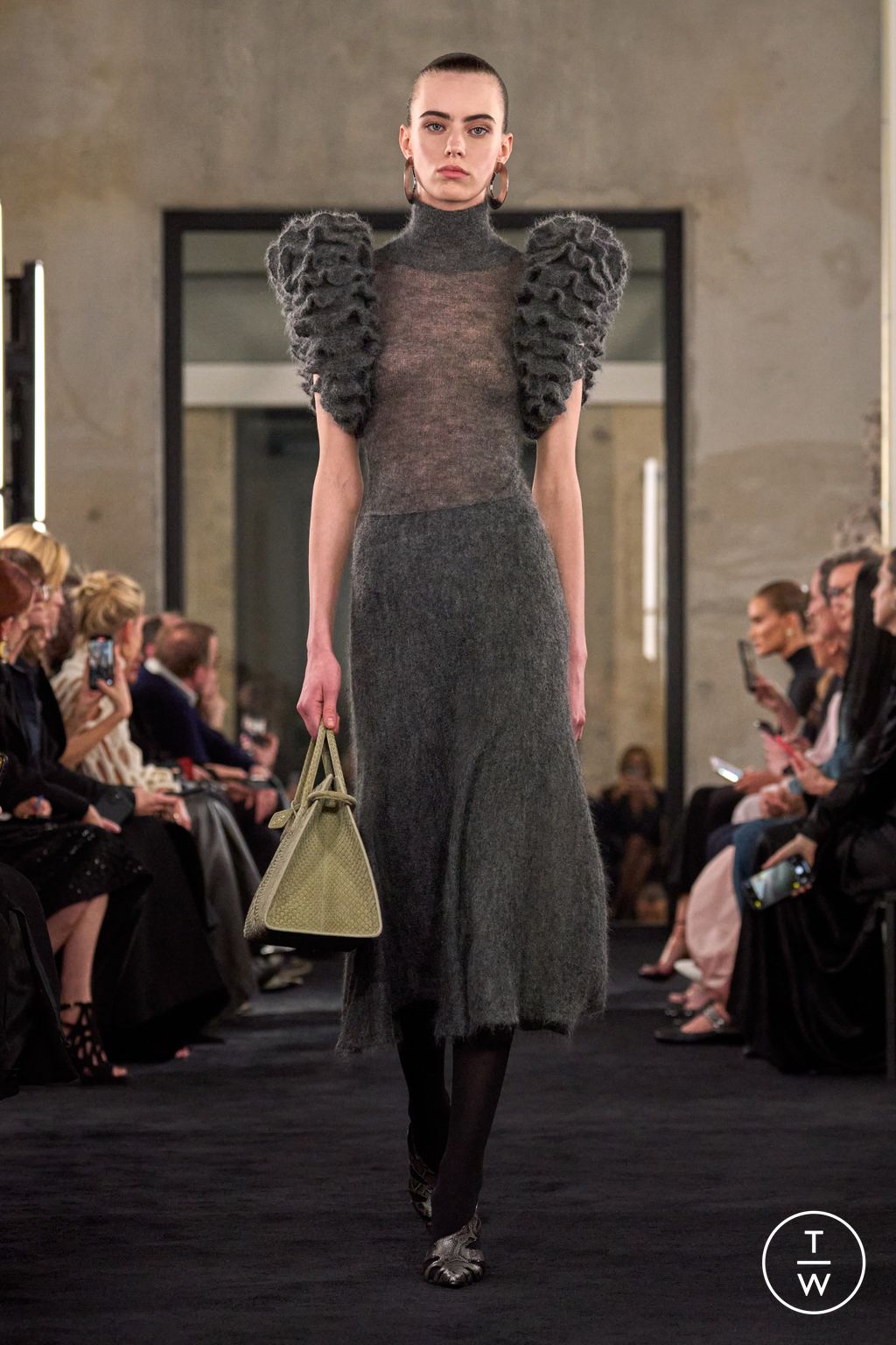 Fashion Week Paris Fall/Winter 2025 look 35 de la collection Alaïa womenswear