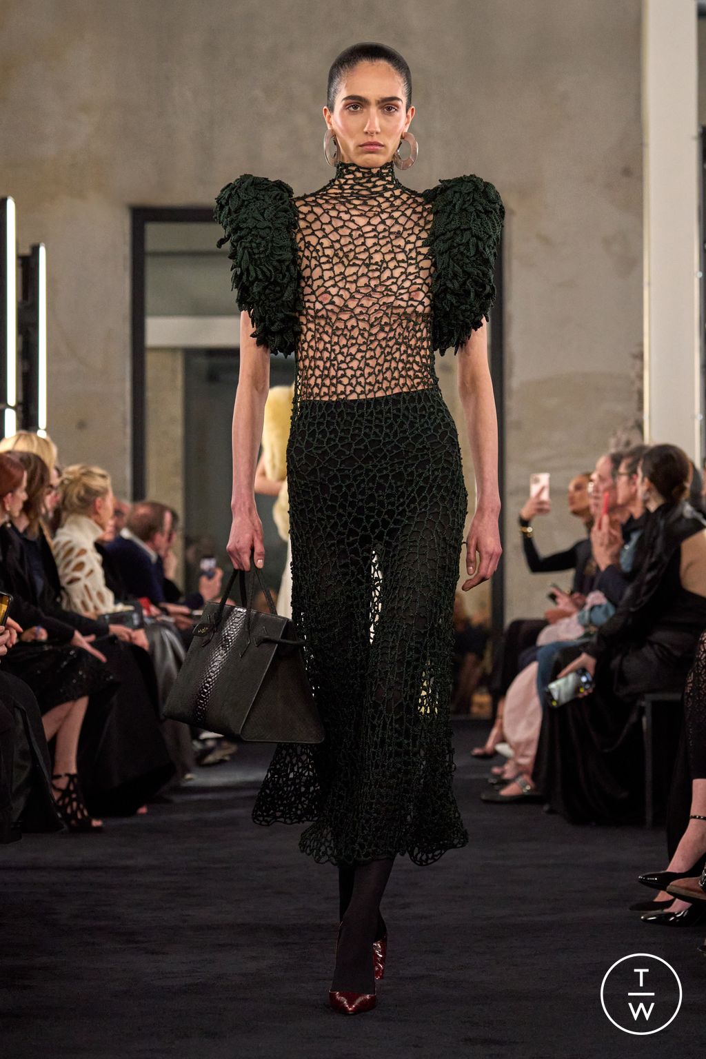 Fashion Week Paris Fall/Winter 2025 look 36 from the Alaïa collection womenswear