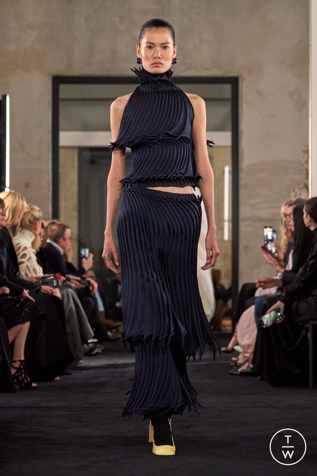 Fashion Week Paris Fall/Winter 2025 look 38 from the Alaïa collection womenswear