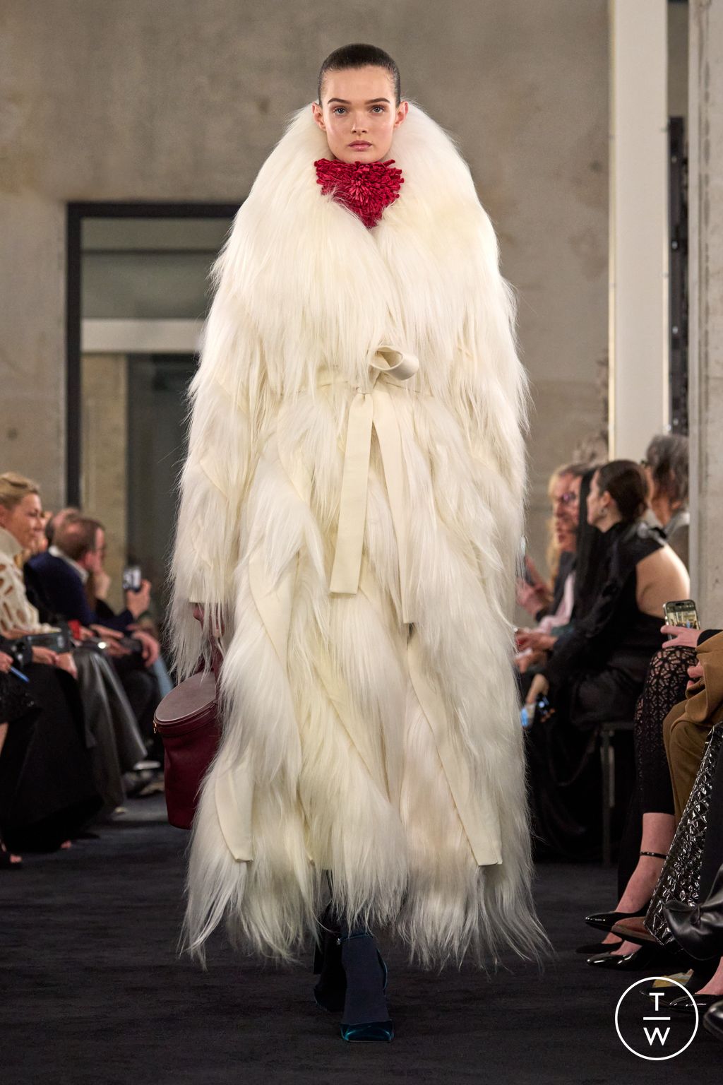 Fashion Week Paris Fall/Winter 2025 look 39 de la collection Alaïa womenswear