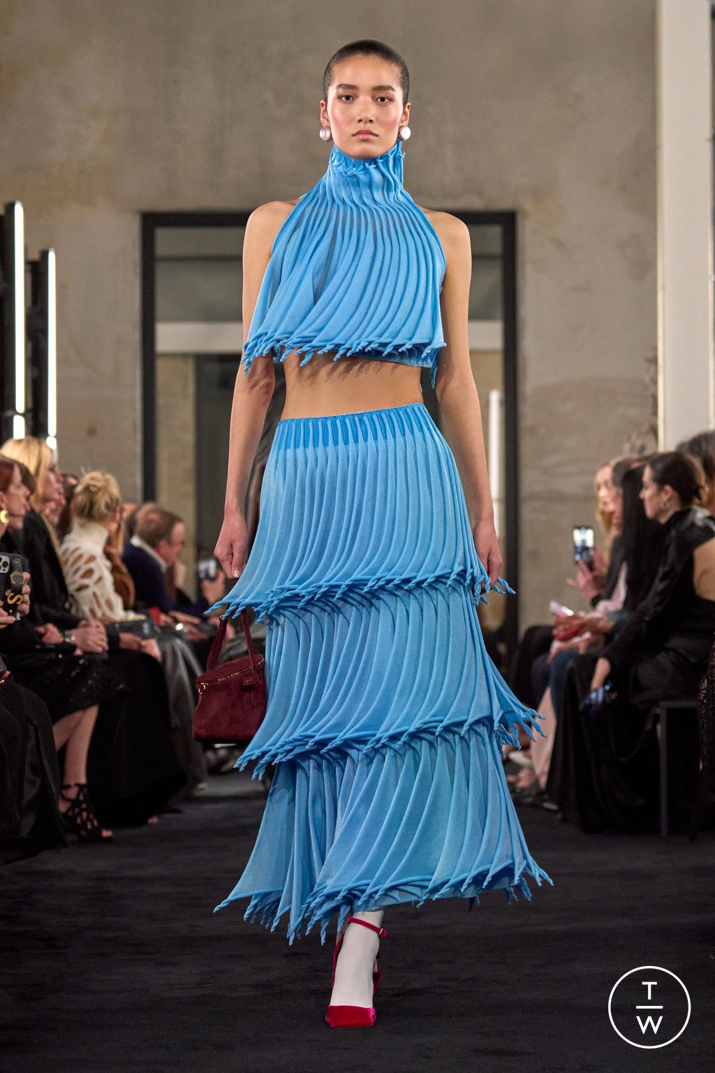 Fashion Week Paris Fall/Winter 2025 look 40 from the Alaïa collection womenswear
