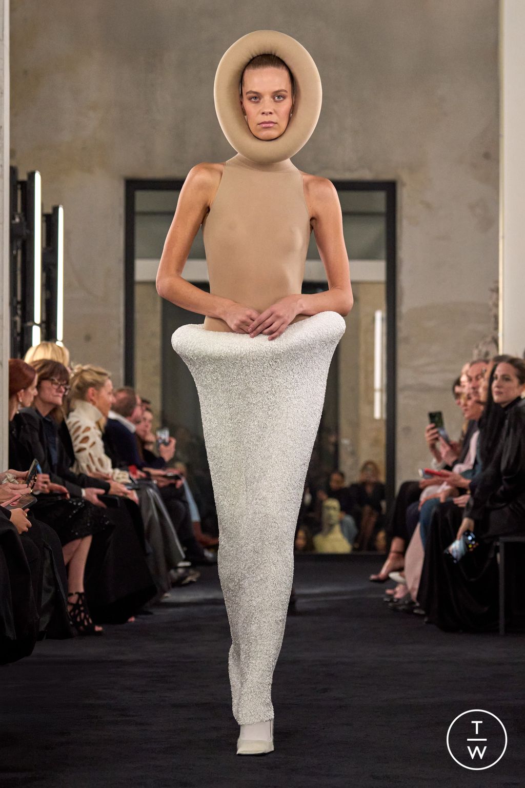 Fashion Week Paris Fall/Winter 2025 look 43 de la collection Alaïa womenswear