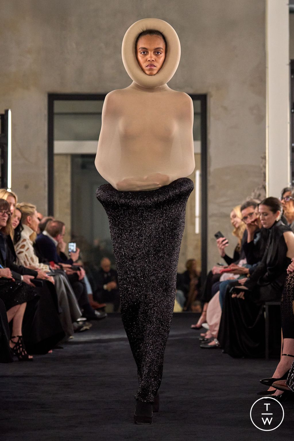 Fashion Week Paris Fall/Winter 2025 look 44 from the Alaïa collection womenswear