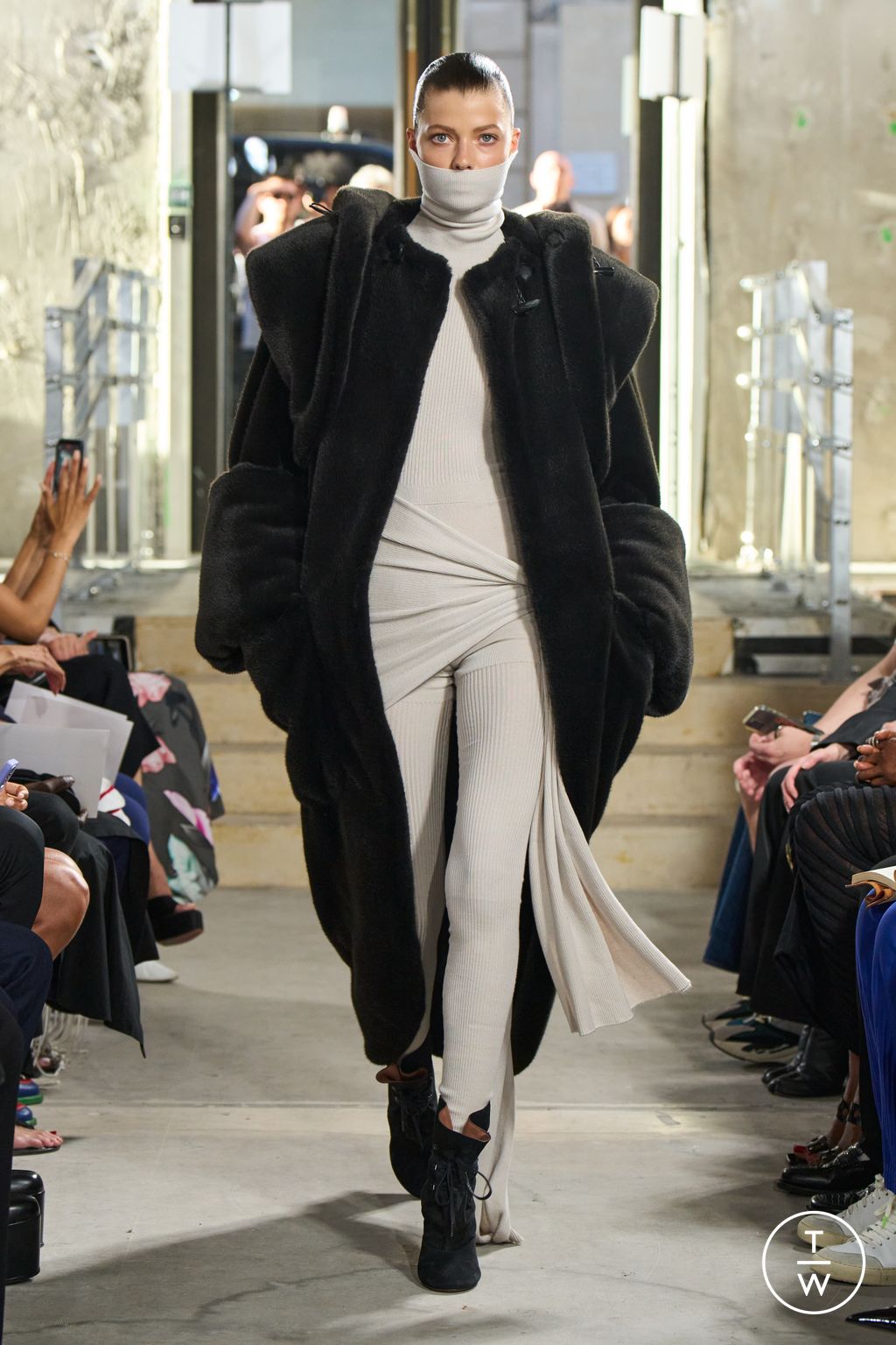 Fashion Week Paris Spring/Summer 2023 look 14 from the Alaïa collection womenswear