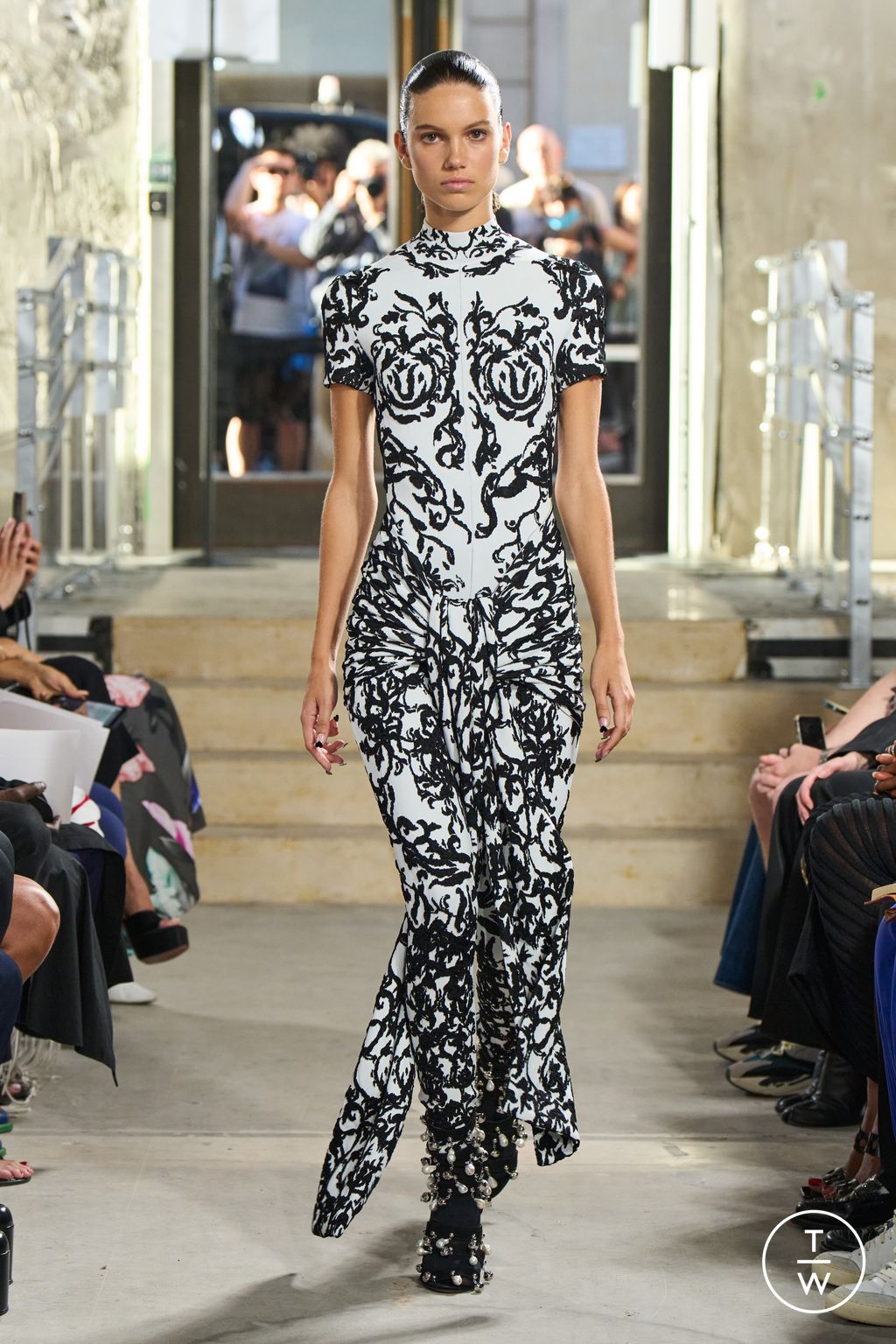 Fashion Week Paris Spring/Summer 2023 look 15 from the Alaïa collection womenswear
