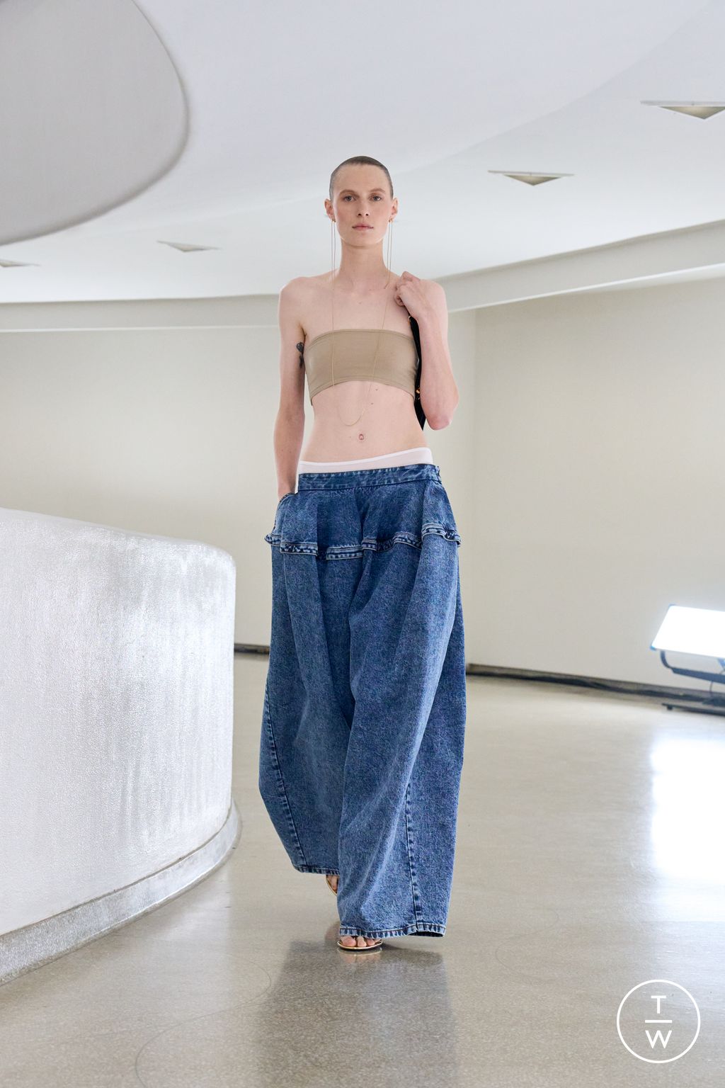 Fashion Week New York Spring-Summer 2025 look 9 from the Alaïa collection womenswear