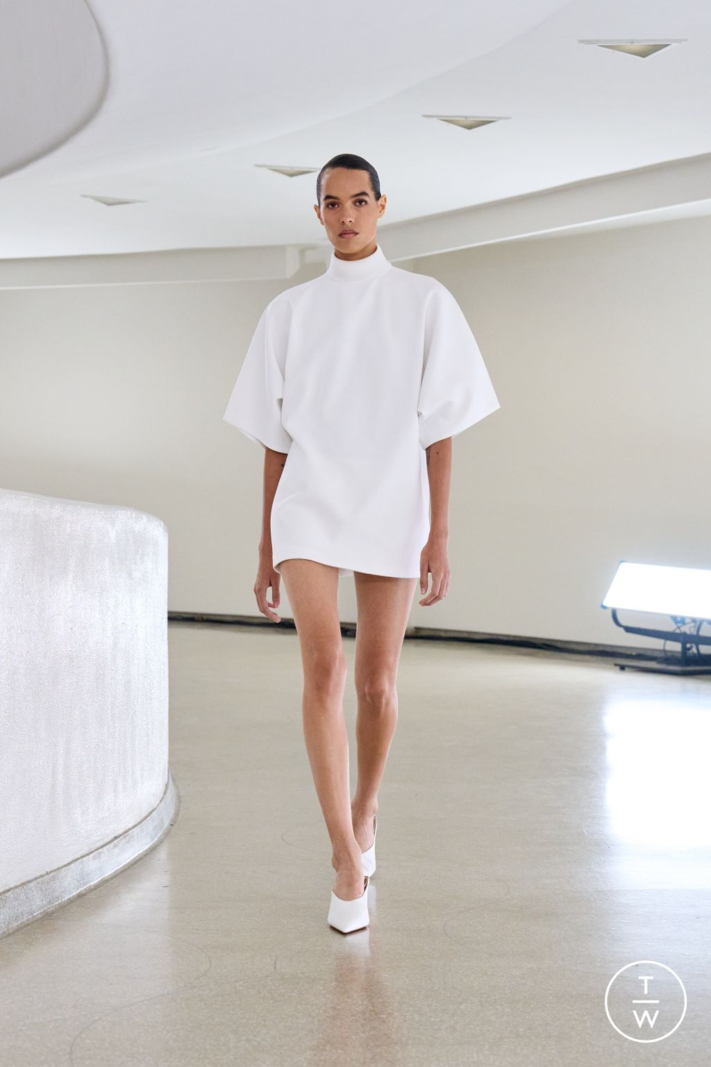 Fashion Week New York Spring-Summer 2025 look 35 from the Alaïa collection womenswear