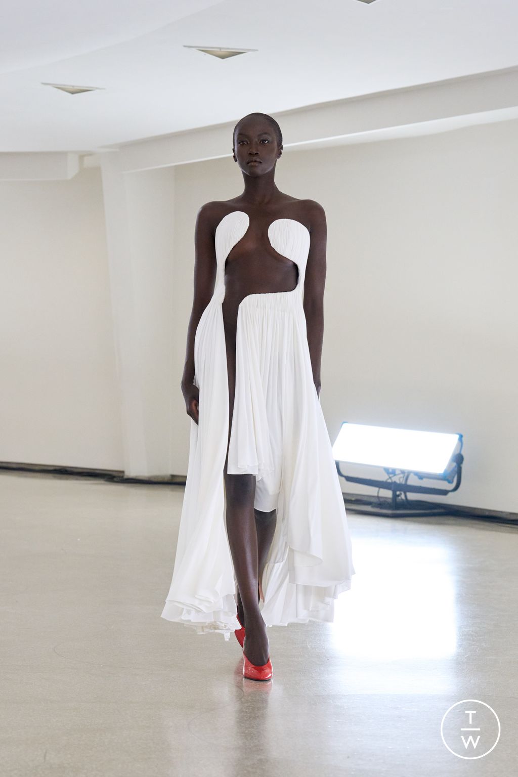 Fashion Week New York Spring-Summer 2025 look 43 from the Alaïa collection womenswear