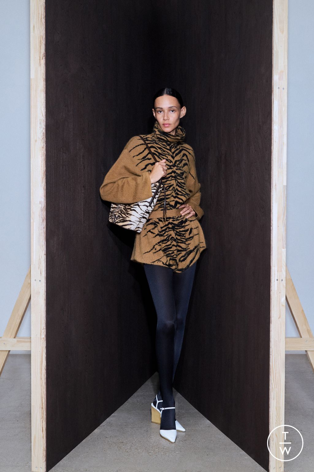 Fashion Week Paris Resort 2026 look 25 from the Alaïa collection womenswear