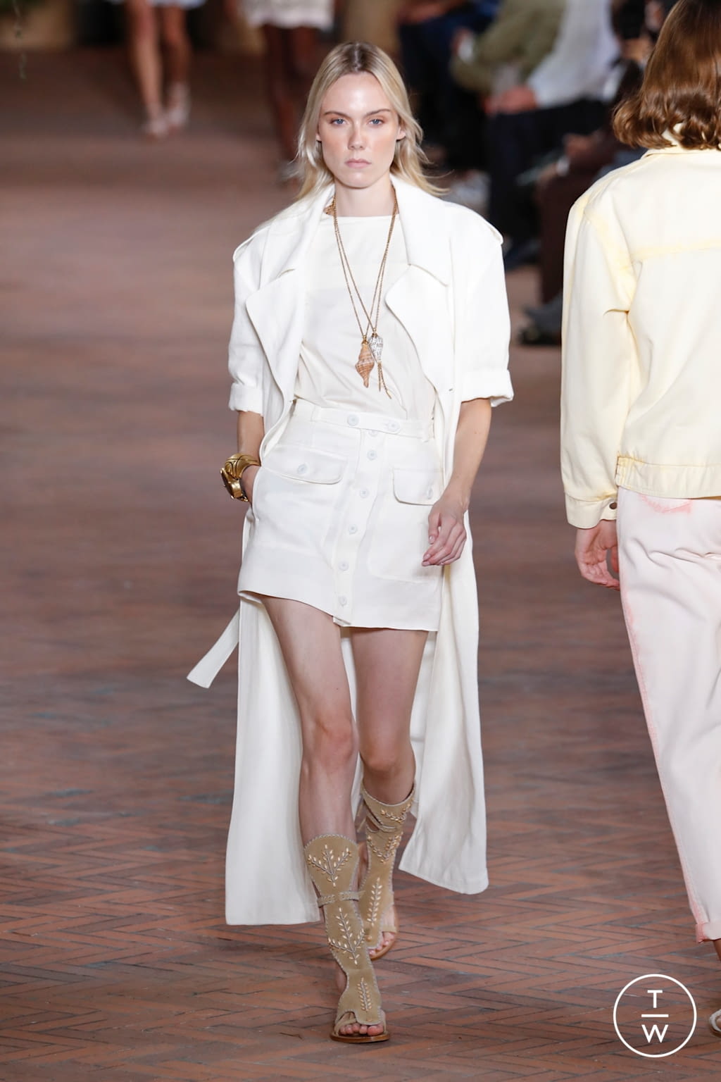 Fashion Week Milan Spring/Summer 2021 look 34 from the Alberta Ferretti collection 女装