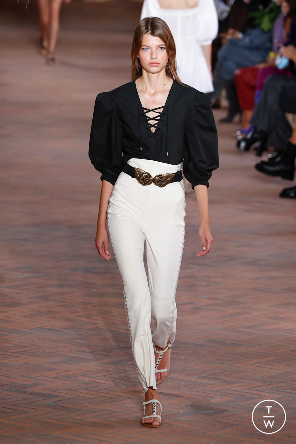 Fashion Week Milan Spring/Summer 2021 look 40 from the Alberta Ferretti collection 女装