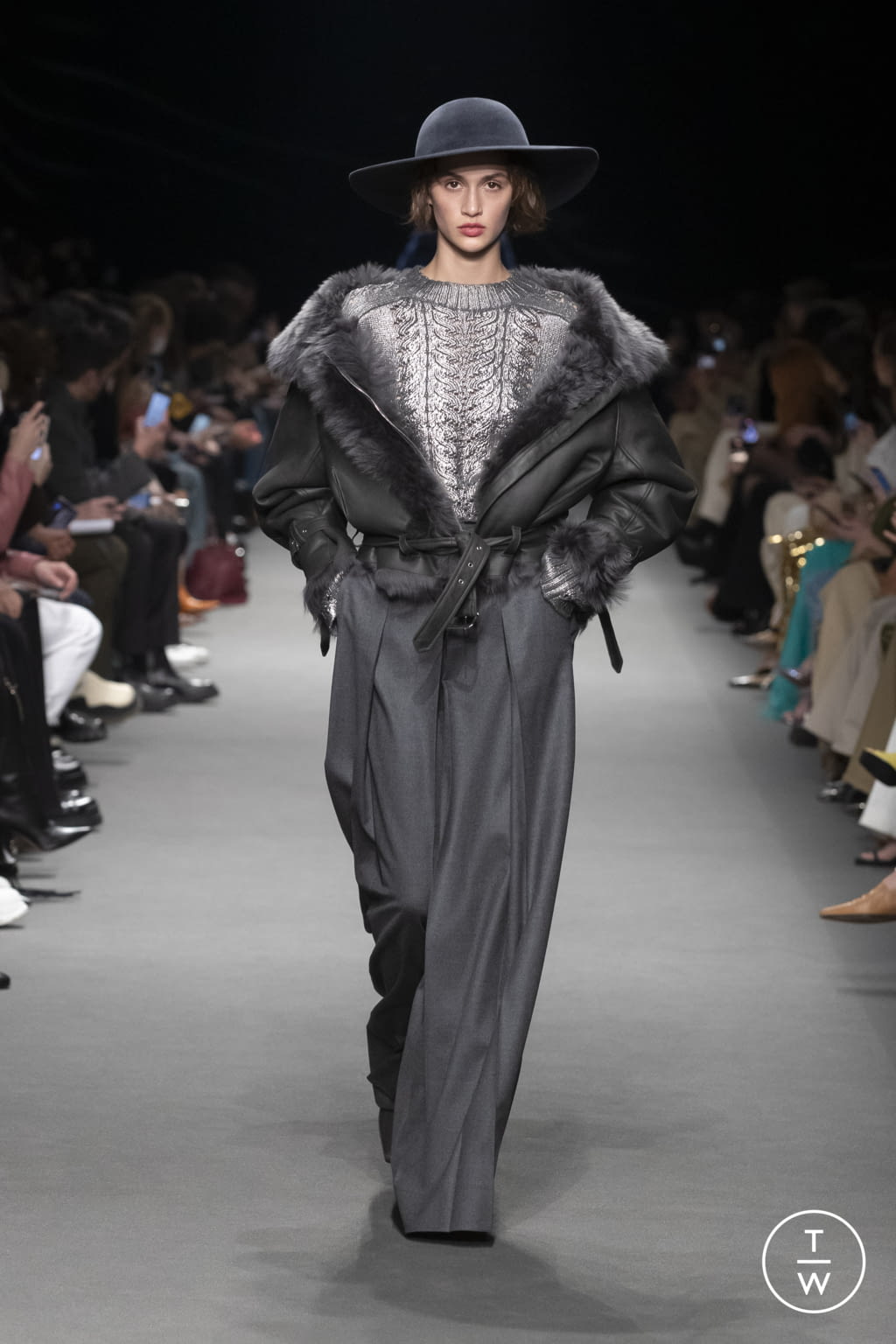 Fashion Week Milan Fall/Winter 2022 look 1 from the Alberta Ferretti collection 女装