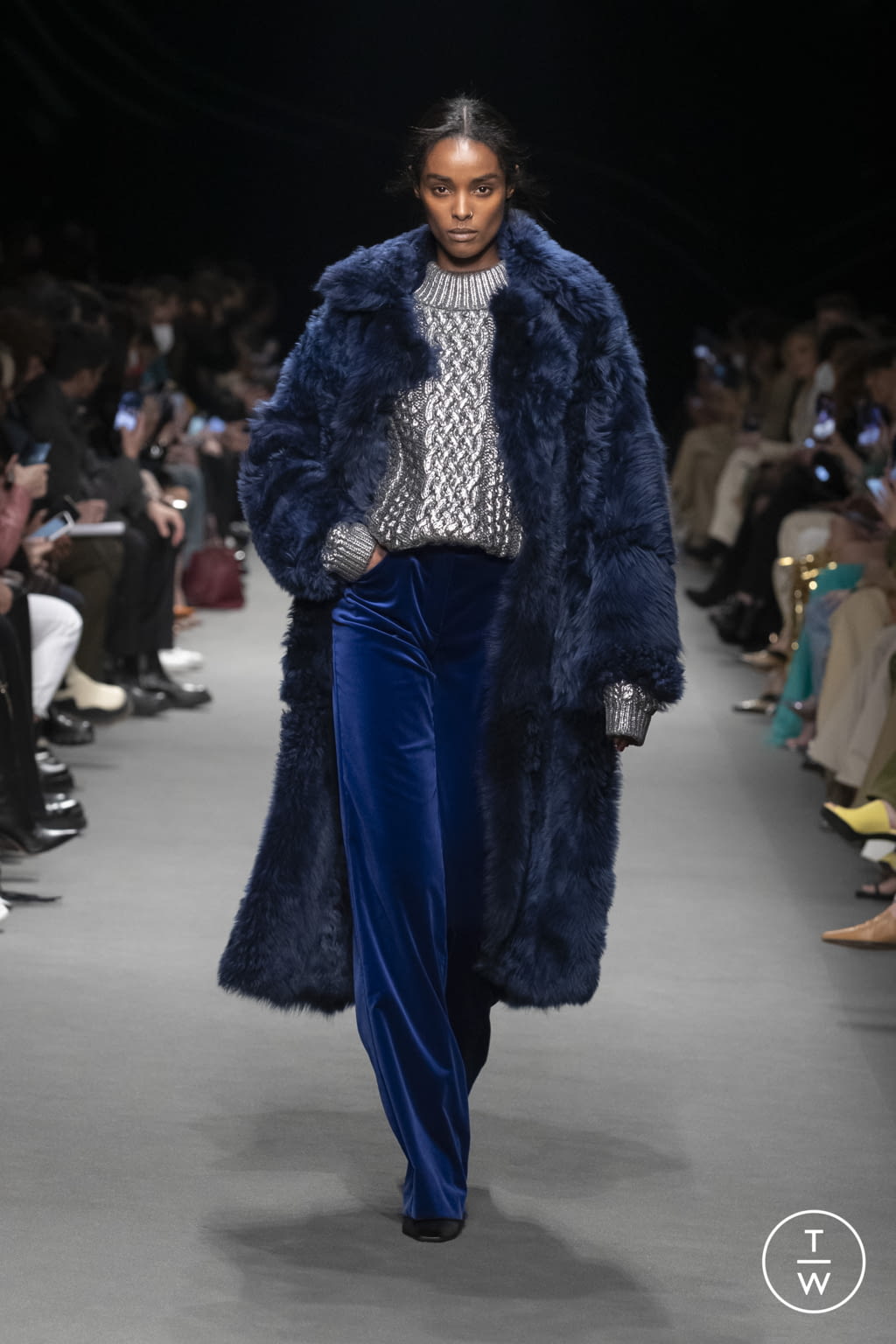 Fashion Week Milan Fall/Winter 2022 look 2 de la collection Alberta Ferretti womenswear