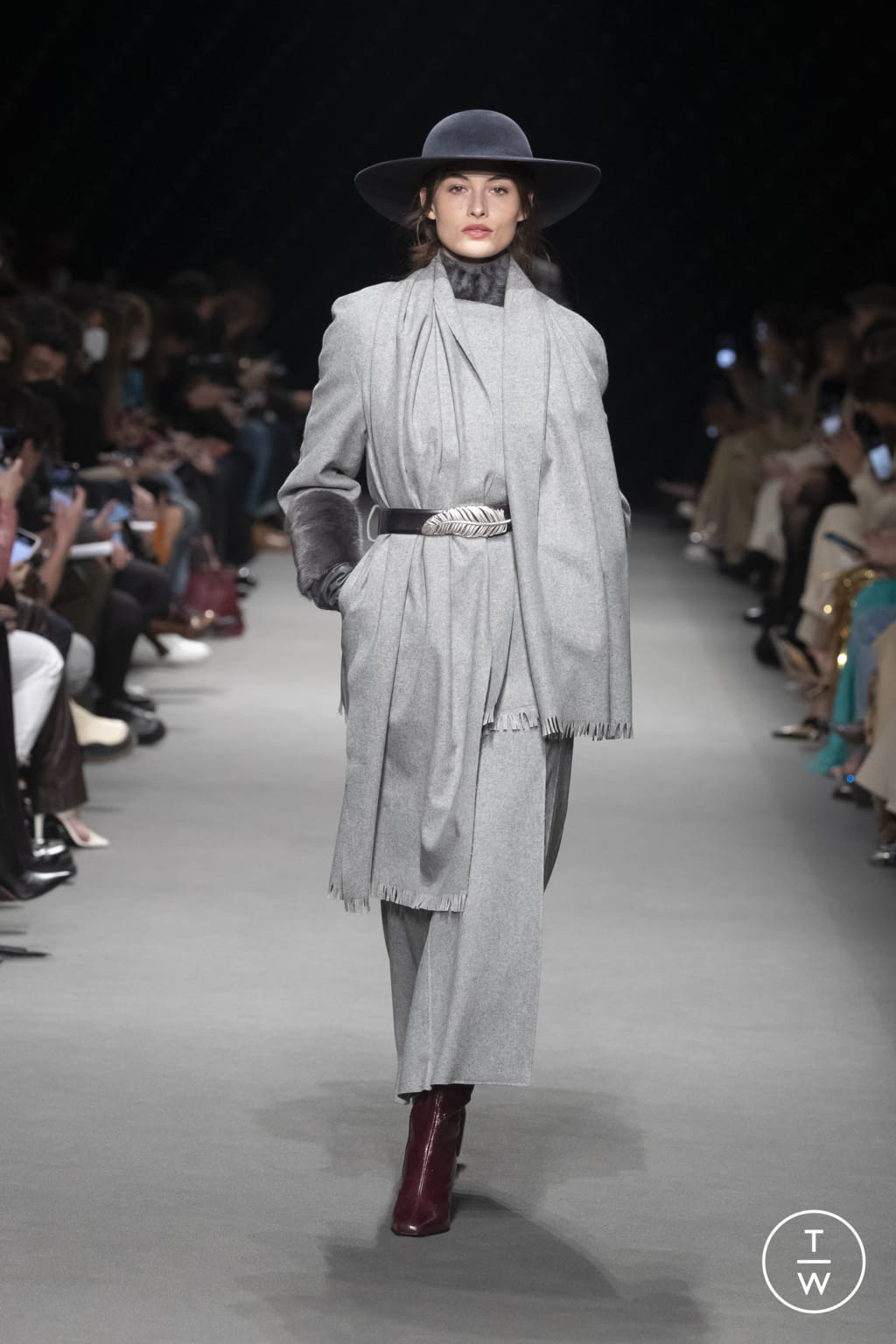 Fashion Week Milan Fall/Winter 2022 look 15 from the Alberta Ferretti collection 女装