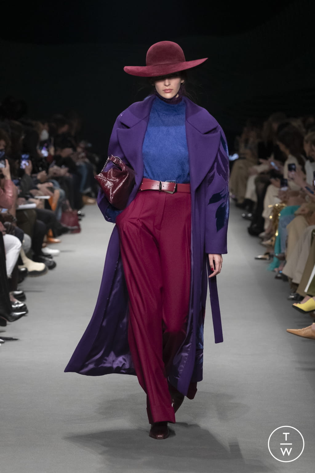 Fashion Week Milan Fall/Winter 2022 look 17 from the Alberta Ferretti collection 女装