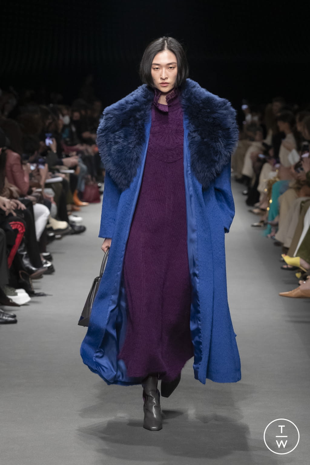 Fashion Week Milan Fall/Winter 2022 look 21 from the Alberta Ferretti collection 女装