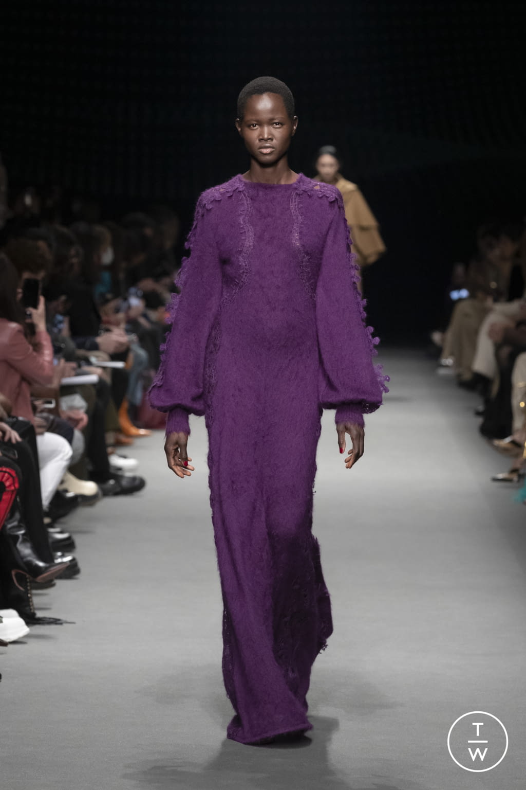 Fashion Week Milan Fall/Winter 2022 look 22 from the Alberta Ferretti collection 女装