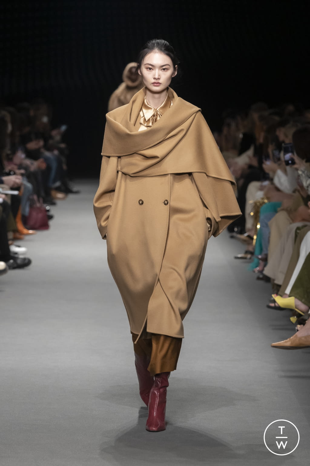 Fashion Week Milan Fall/Winter 2022 look 23 from the Alberta Ferretti collection womenswear