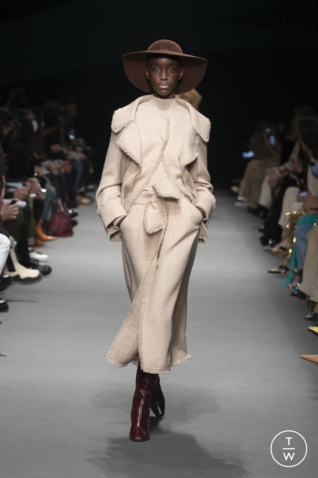 Fashion Week Milan Fall/Winter 2022 look 26 from the Alberta Ferretti collection 女装