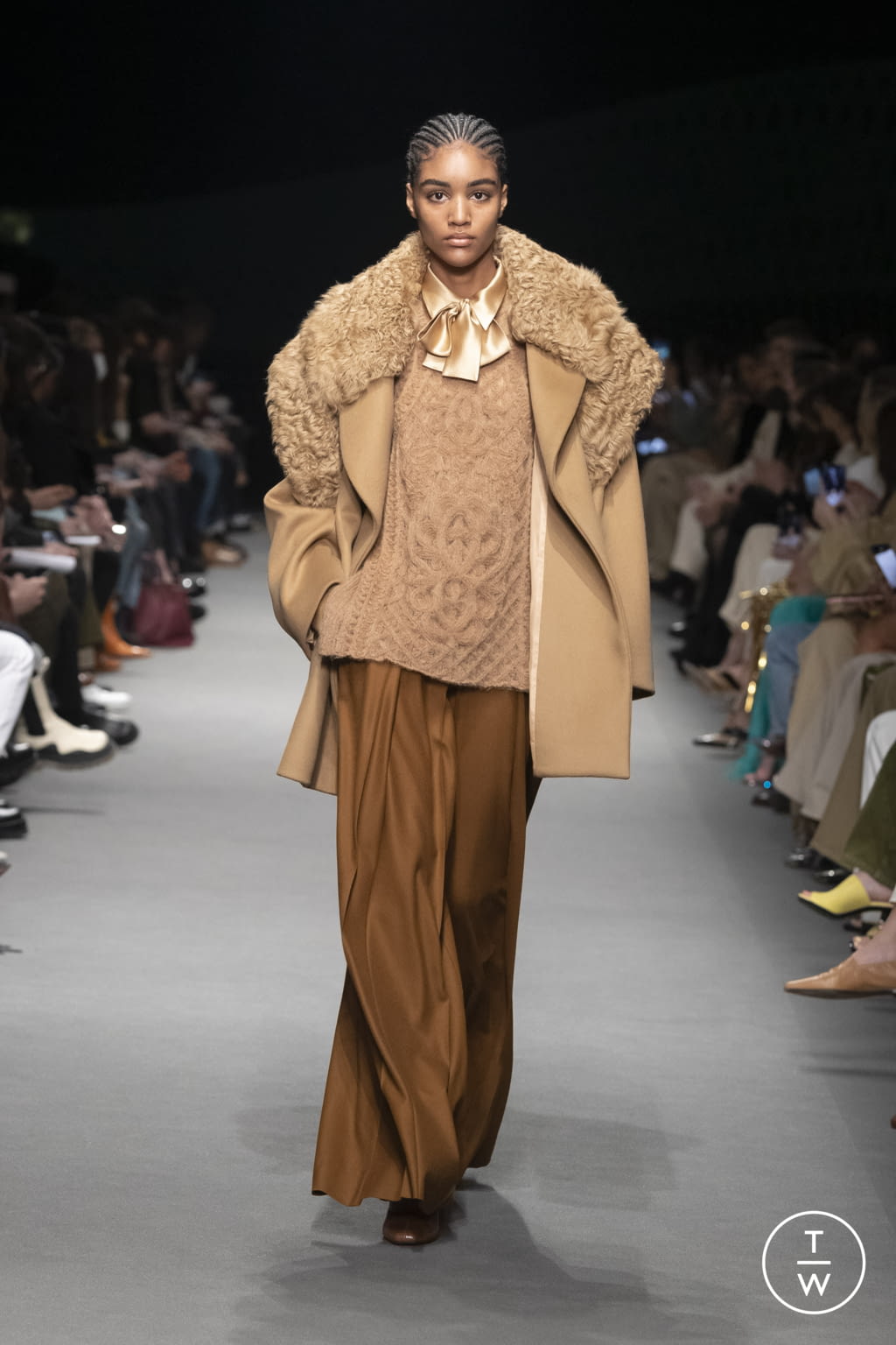 Fashion Week Milan Fall/Winter 2022 look 27 from the Alberta Ferretti collection womenswear