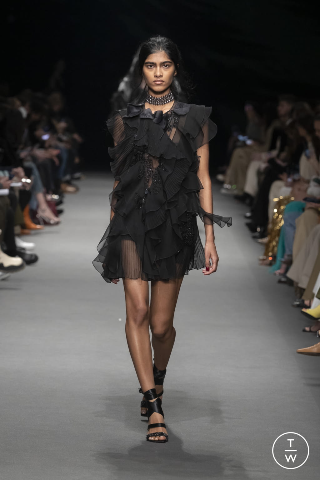 Fashion Week Milan Fall/Winter 2022 look 34 from the Alberta Ferretti collection 女装