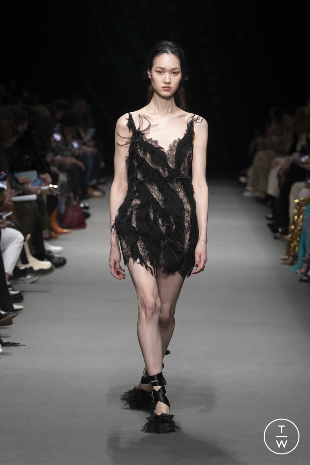 Fashion Week Milan Fall/Winter 2022 look 36 from the Alberta Ferretti collection 女装