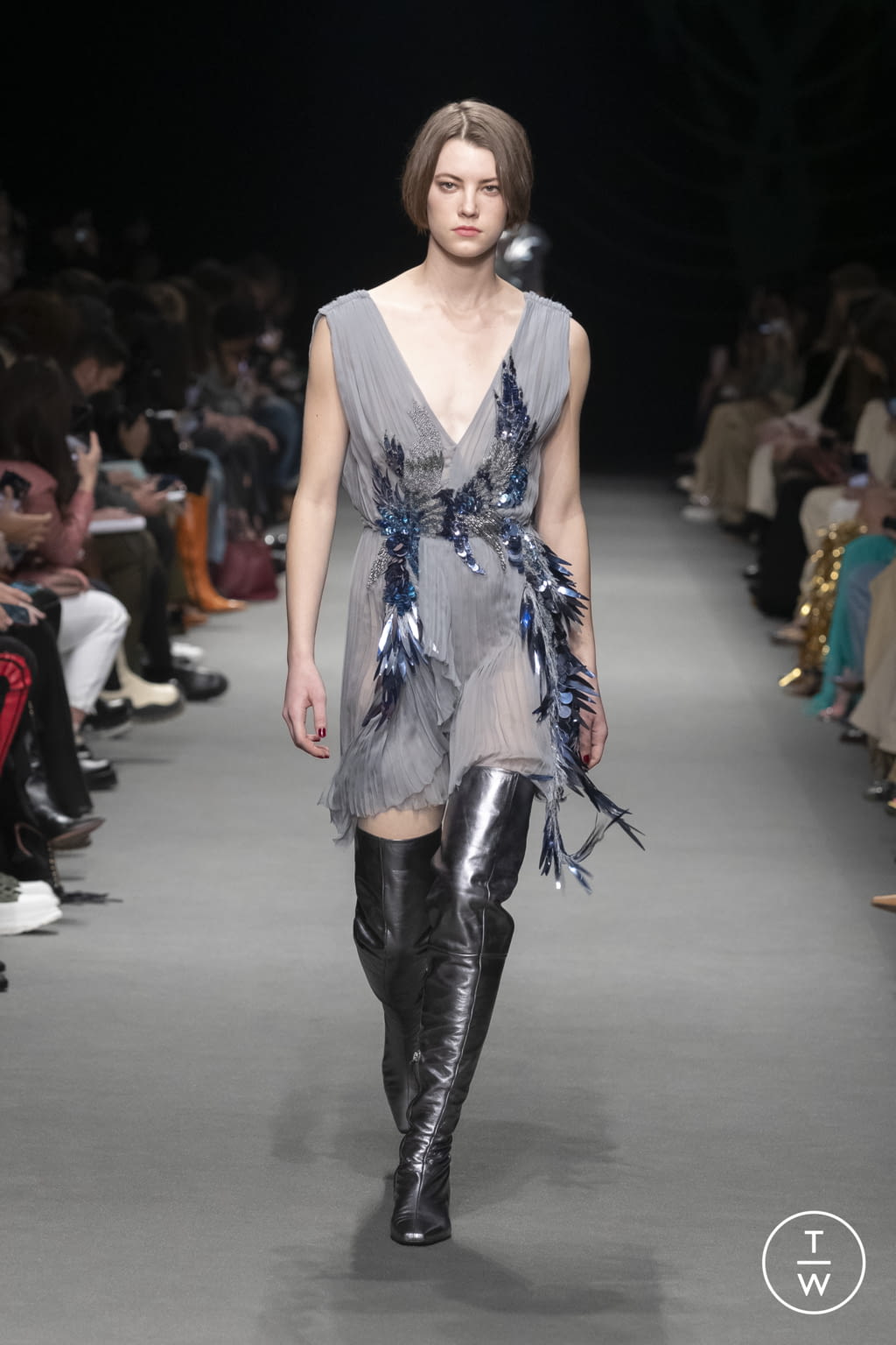Fashion Week Milan Fall/Winter 2022 look 40 from the Alberta Ferretti collection 女装
