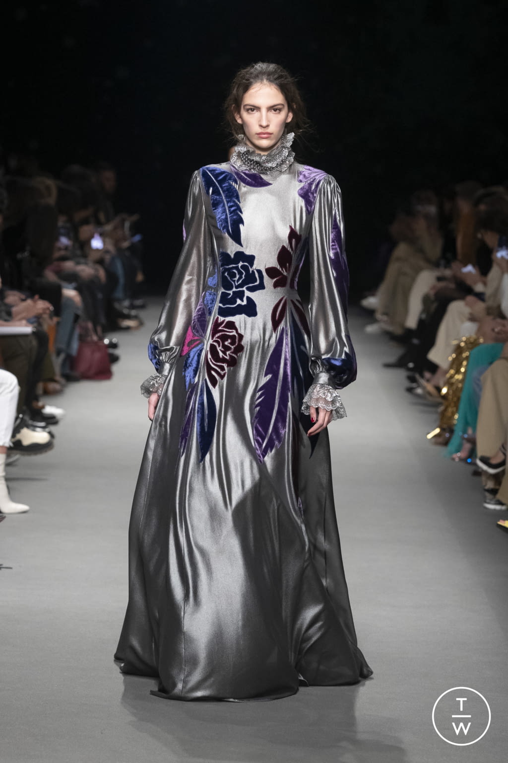 Fashion Week Milan Fall/Winter 2022 look 45 from the Alberta Ferretti collection 女装