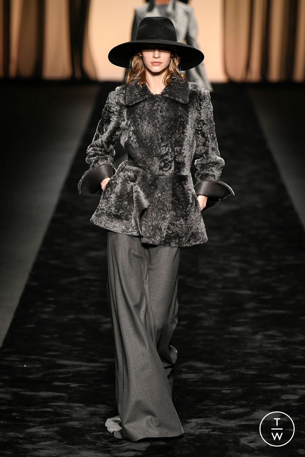 Fashion Week Milan Fall/Winter 2023 look 2 de la collection Alberta Ferretti womenswear